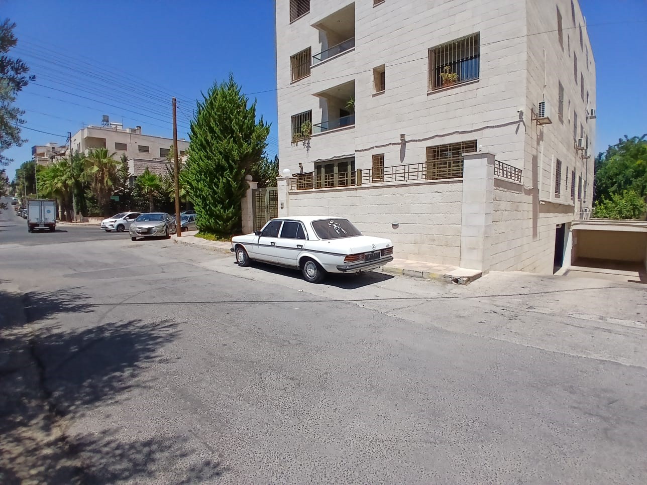 Excellent Furnished Apartment in Shmeisani - Buy  in Amman